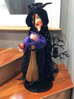 ANNALEE - 2003 - 23" WITCH WITH BROOM AND APPLE