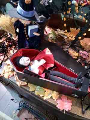 Annalee Dracula Vampire w/ Coffin 12" Doll 2004 / Annalee Halloween
