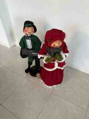 Annalee â??30 Caroler Man and Woman w brown tags and wood base. Christmas Set/lot
