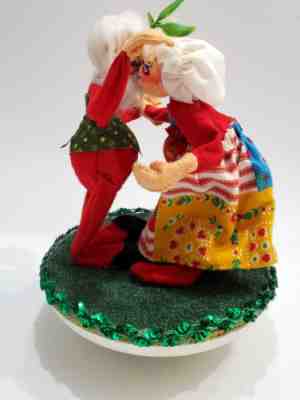Vintage 70s Annalee Mr. & Mrs. Claus W/Mistletoe Kissing Rotating Music Box RARE