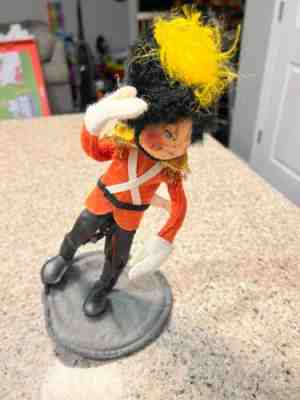 VINTAGE ANNALEE â??87 TOY DOLL 20" QUEENS GUARD MARCHING BRITISH SOLDIER MINT