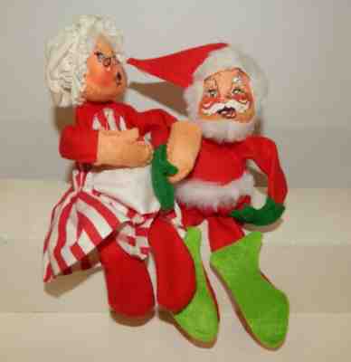 Vintage 1971 Annalee Christmas Doll Santa & Mrs.Claus Arm in Arm Shelf Sitters