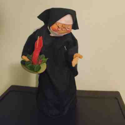 VINTAGE ANNALEE MOBILITEE 15" nun with candle and holly CHRISTMAS 1969 wire doll
