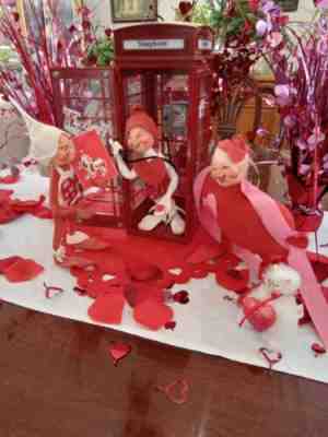 Annalee 3 Vintage Valentine Elves With Phone Booth And Cat.