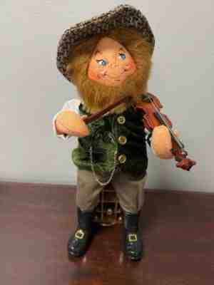 RARE ANNALEE DOLL 2006 13â? St Patrickâ??s Day Irish Leprechaun Playing Fiddle