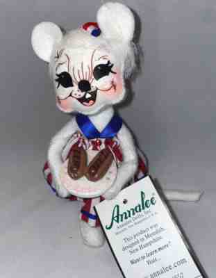 ANNALEE 2008 5" PATRIOTIC 4TH OF JULY BBQ PICNIC MOM MOUSE HOLDS HOT DOGS