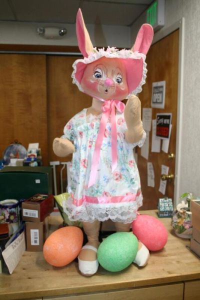 Annalee 30" Easter Bunny Girl 37" to ears w/pedestal, Eggs, Umbrella 1989 BNIB