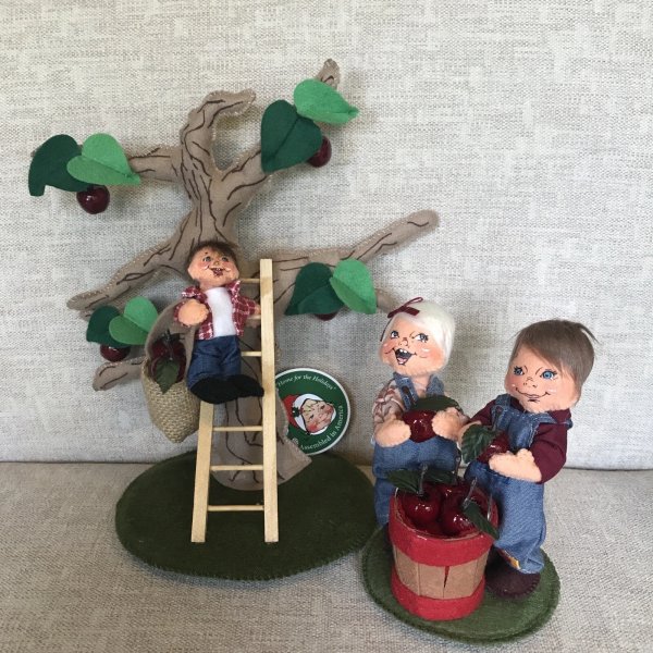 Annalee Dolls AIA Exclusive 9" Apple Orchard Traditions Kid In Tree & Apple Kids