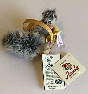Annalee 5" Sissy Squirrel In woven basket with yellow blanket New With Tags