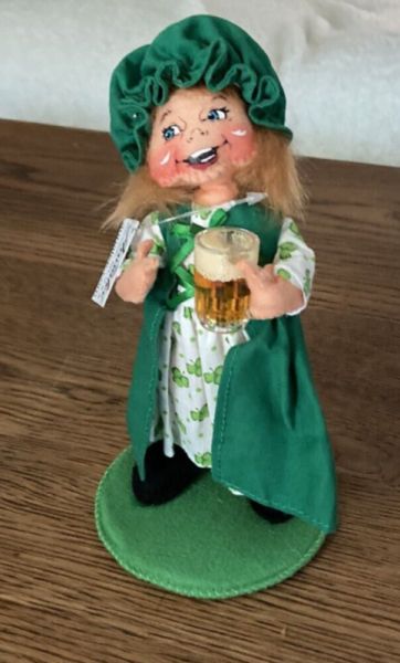ANNALEE 2019 IRISH WOMAN WITH MUG OF BEER 7" SHAMROCK ST PATRICK DOLL