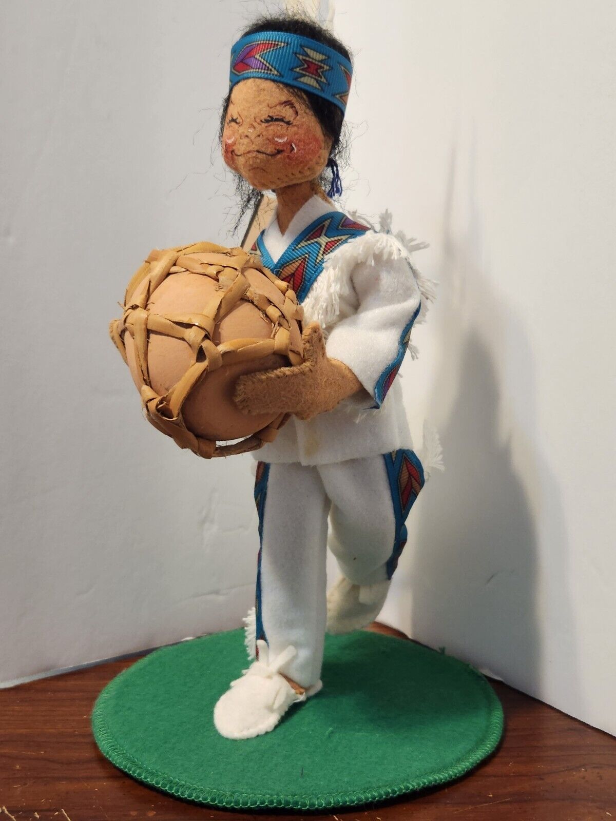 ANNALEE MOBILITEE DOLLS 10" WHITE EAGLE INDIAN DOLL CARRY CLAY JUG THANKSGIVING
