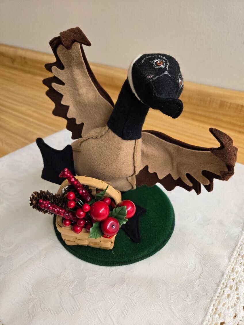 Vtg. Annalee 10" Canadian goose 'Gifts for the Gaggle', 2001.