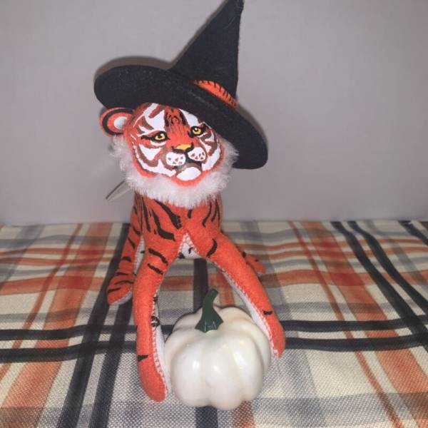 Annalee Doll Exclusive 2020 Halloween Witch Bengal Tiger w/ Pumpkin 250 Made