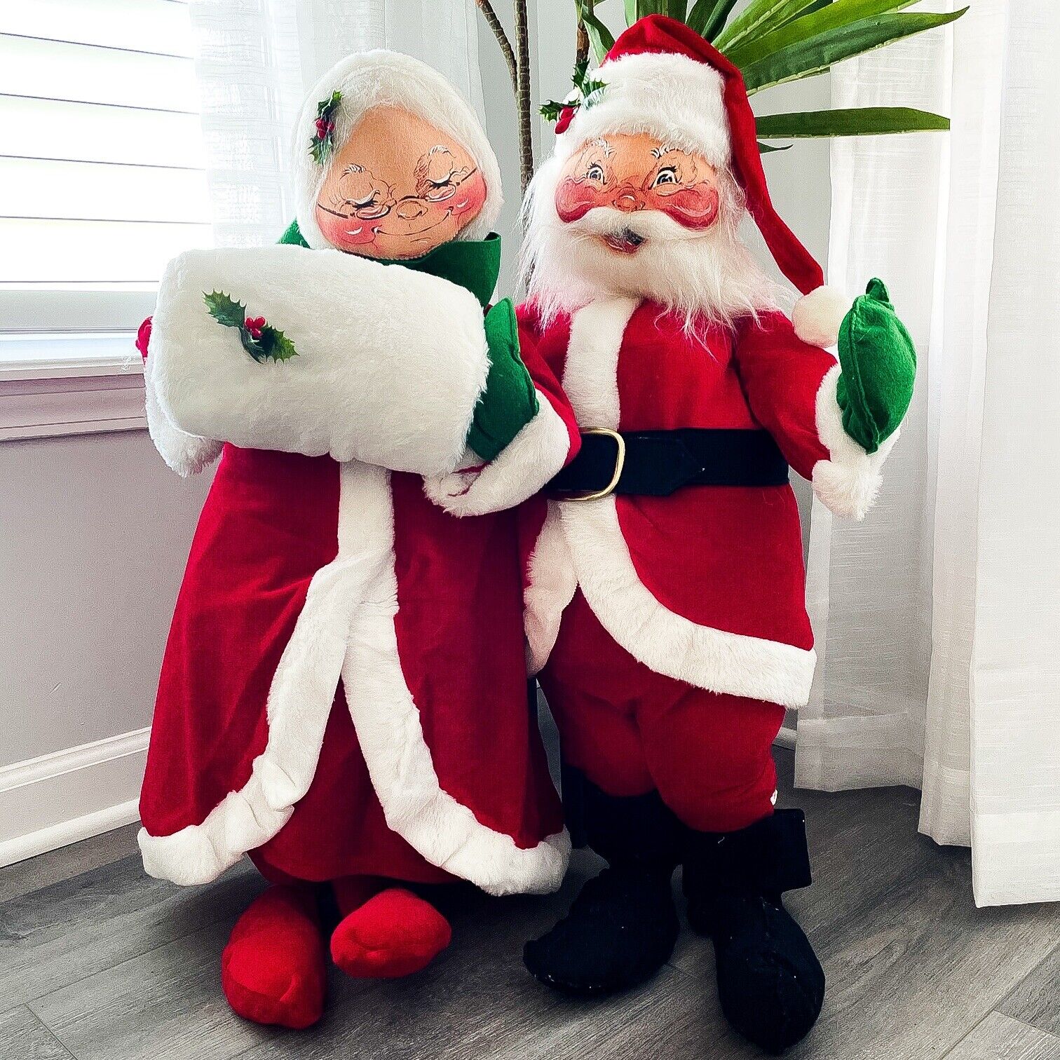 Vintage Christmas ‘83 Annalee 30” Mobilitee Dolls Santa & Mrs. Claus Wire Frames