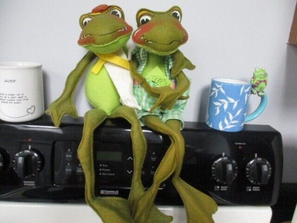 Rare Pair Annalee Mobilitee Frog Dolls Couple Embrace 1969 VTG 19" Green LRG