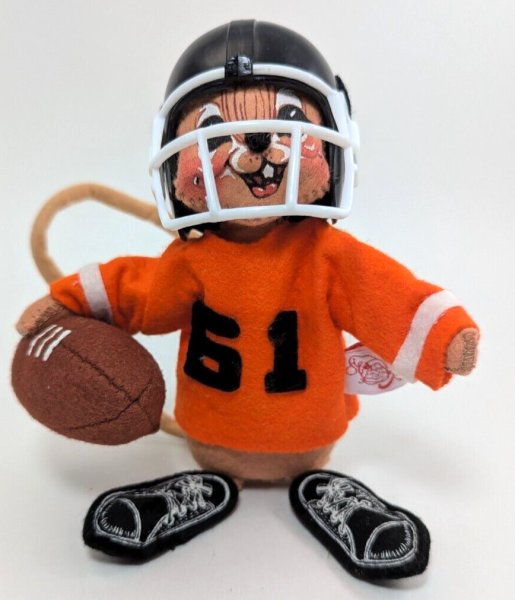Annalee FOOTBALL PLAYER MOUSE with Football & Helmet, 1994, 6" Tall