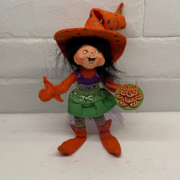Annalee Doll Orange Party Elf Witch w/ Halloween Pumpkin Cookies 7" 2011