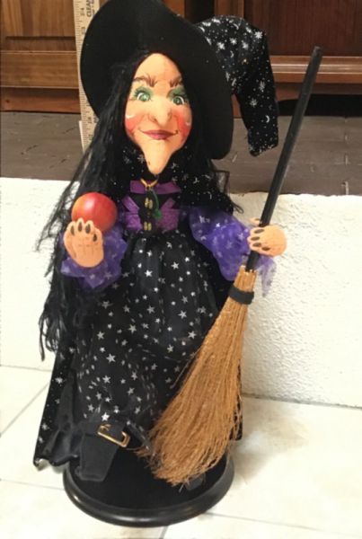 Annalee Halloween Witch With Apple and Broom 332904 Retired Rare Large