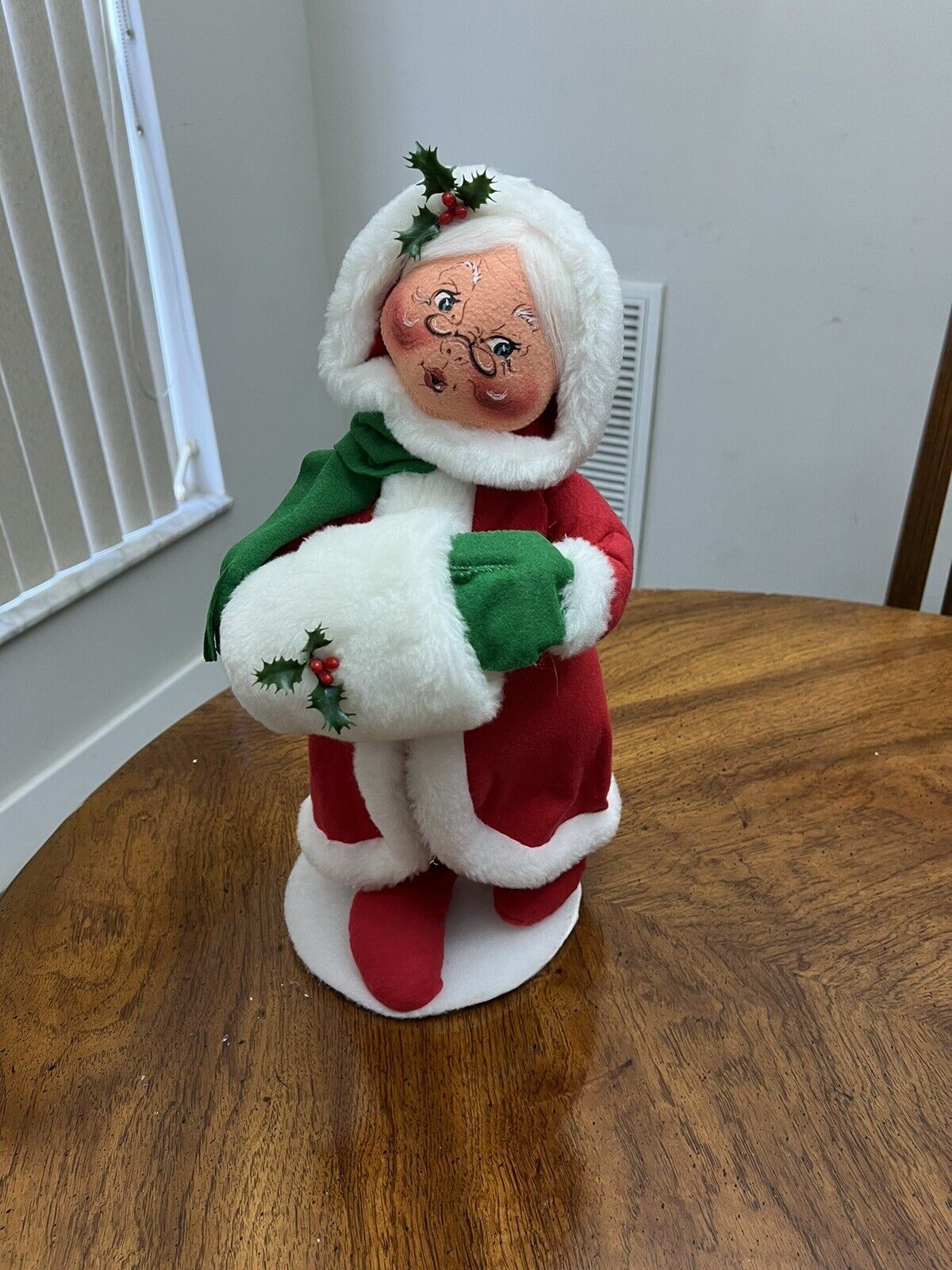 Annalee 18” Mrs Claus With Muff - Musical (plays Music)
