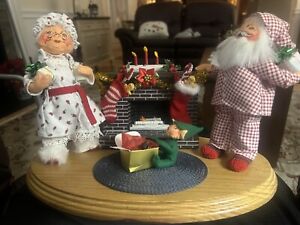 Annalee  RARE 2002 7" Christmas Morning Mr & Mrs Santa Claus Vignette MINT
