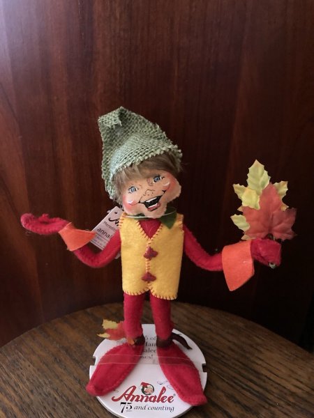 Annalee 2018 Red Harvest Elf 9" w Yellow Vest N Green Hat