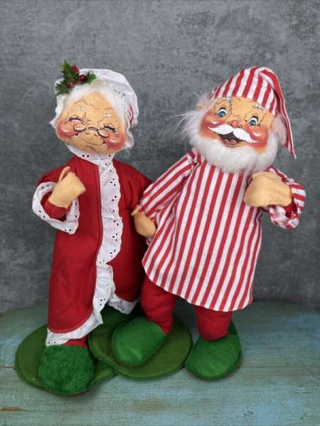 1987 Annalee 18” Tuckered Santa Mrs. Claus Pajamas Slippers Set Christmas