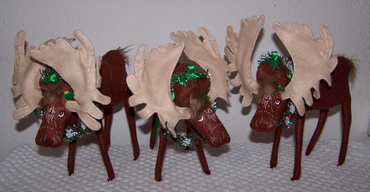 2009 Annalee Herd of Moose with Wreaths Around Neck - Set of 3