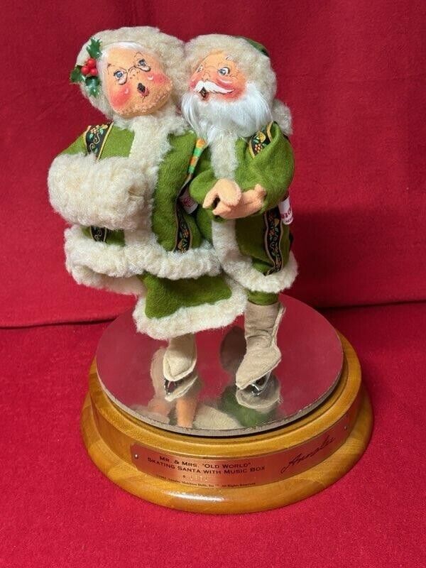 Annalee Old time skater music box, used, great condition, 1994, Christmas