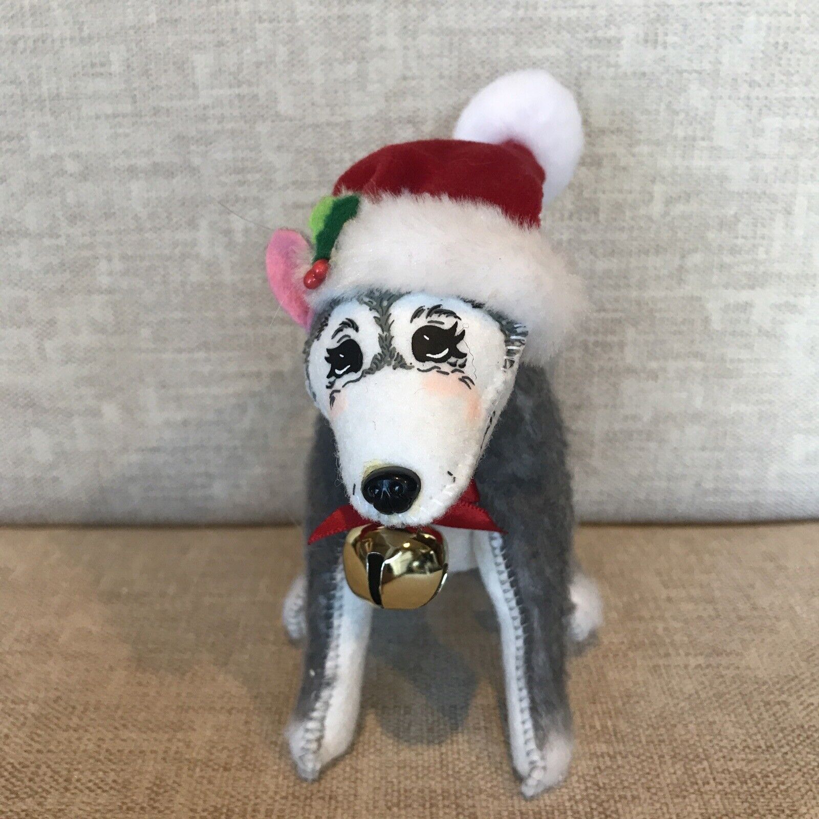 Annalee Dolls 6” Christmas Husky wearing Santa Hat with Bell 2010 NWOT