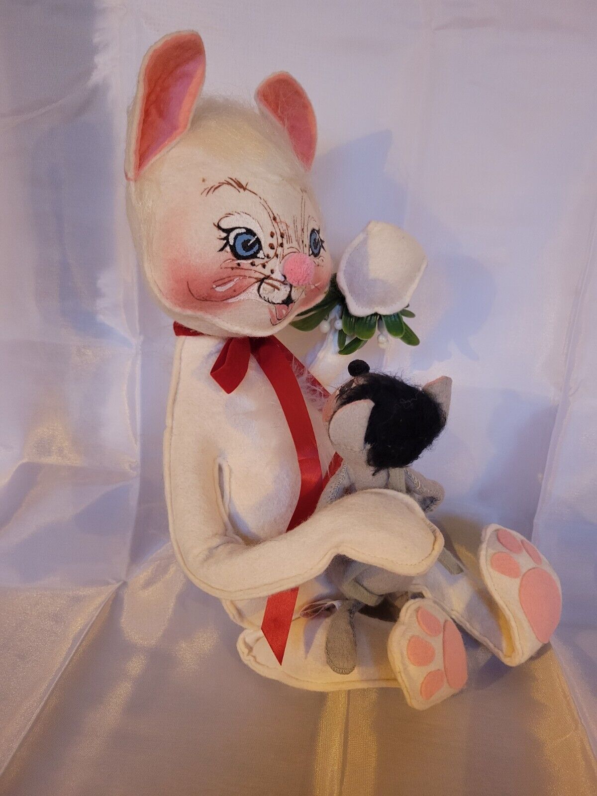 Vintage Annalee White Cat Holding Mouse And Mistletoe - posable 1981
