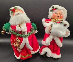 Annalee 2004 10” Christmas Santa w/Garland & Mrs. Claus w/White Muff Holly Dove