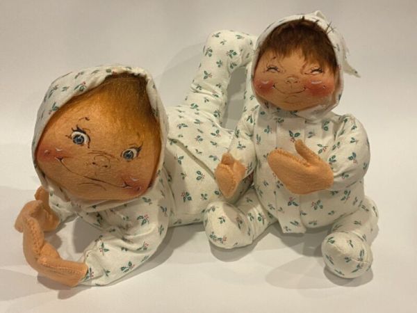 Annalee Dolls 2 Two Babies Sitting laying Butt Flap 1990 Mistletoe Pajamas