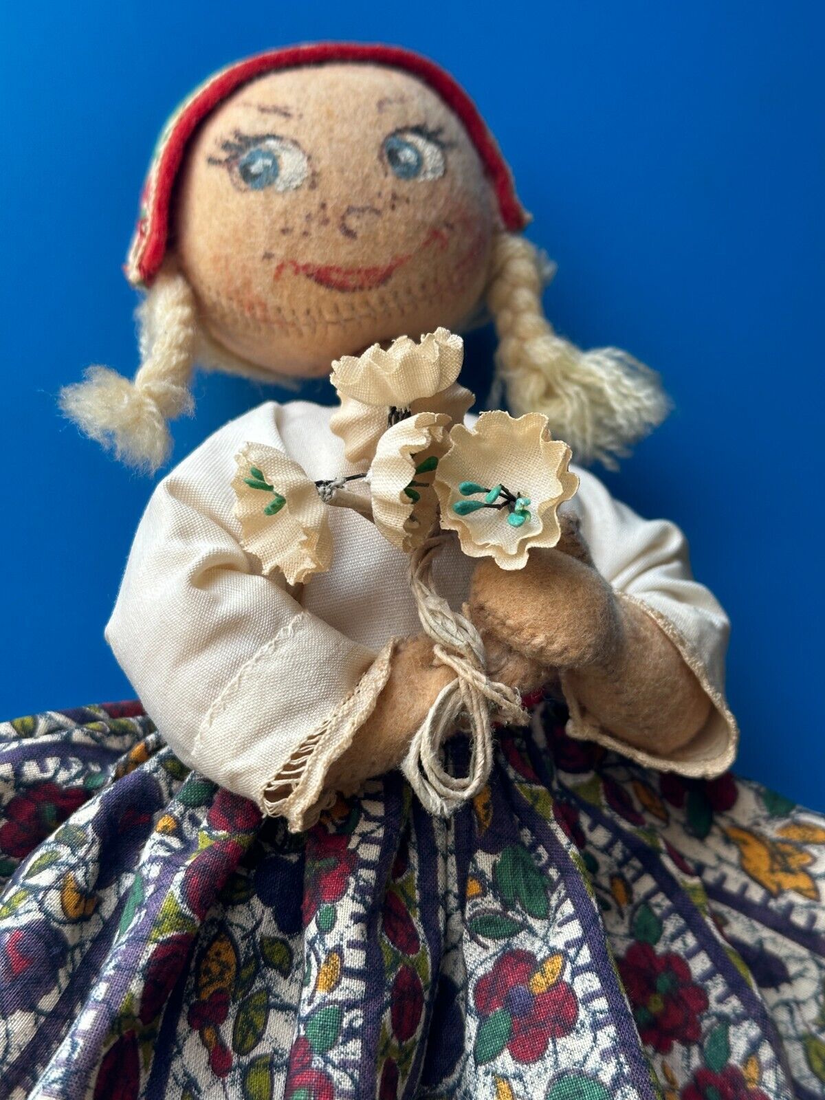 Early 1950s Vintage Annalee Country Spring Cloth Felt Doll with Flower Bouquet