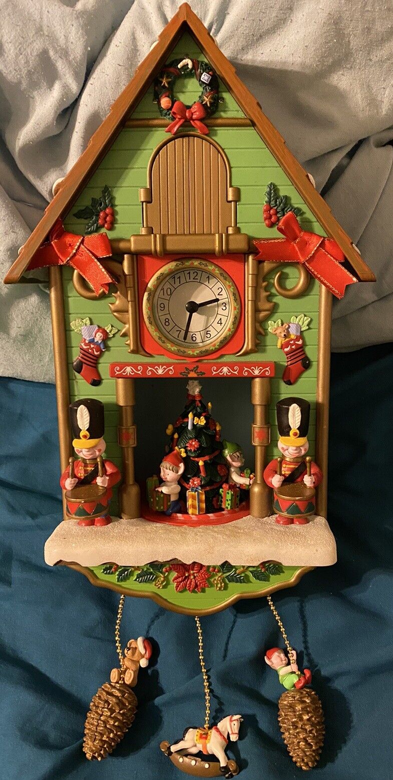 Avon Santa animated cuckoo clock 2011 Xmas home decor EUC