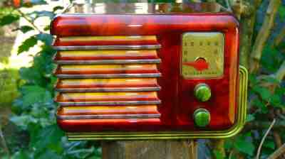 COOL VINTAGE  MIRROR-TONE 4F8 BAKELITE TUBE RADIO WITH SWIRLED CATALIN COLORS