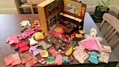 Vintage Barbie Mountain Ski Cabin Chalet Case 1972 Mattel w Clothing and Barbie