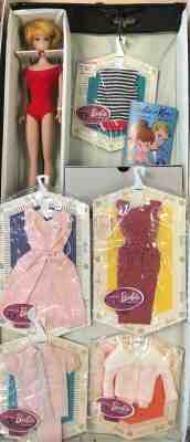 NPW 1961 VINTAGE BARBIE WHITE GINGER BUBBLE CUT Travel Case and 6 outfits