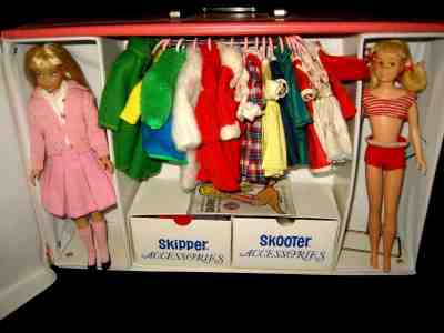 VINTAGE1960 S 1970 BARBIE CASE W/ SKIPPER & SCOOTER BARBIE DOLL SISTER CLOTHES