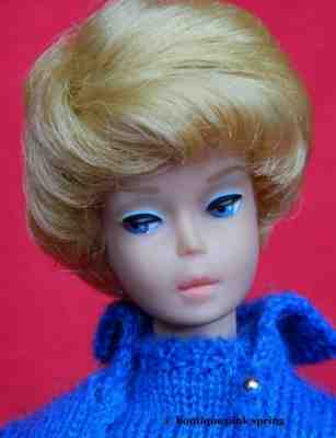 VINTAGE BUBBLECUT BLONDE BARBIE DOLL w/ KNITTING PRETTY BLUE #957 OUTFIT 