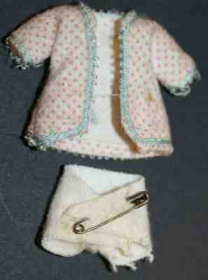 *VINTAGE 1963 BARBIE BABY SITS #953 BABY OUTFIT FOR 2" DOLL--AGE DISCOLORED