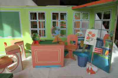 HTF VINTAGE 1965 BARBIE SKIPPER CARDBOARD SCHOOL *  SEARS EXCLUSIVE