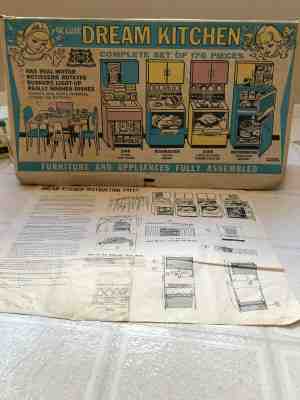 VINTAGE BARBIE DREAM KITCHEN APPLIANCES W/FOOD, DISHES & COOKWARE,DELUXE READING