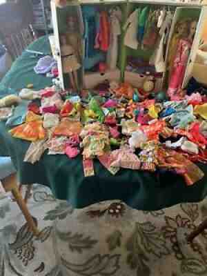Vintage 60â??s 70â??s Barbie Francine Skipper Case With 4 Dolls Cloths & Accessories