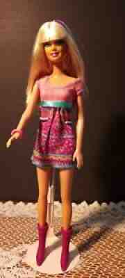 Barbie*** 2009**Hippy Look** Single Dressed Doll & Boots & Sunglasses**G5