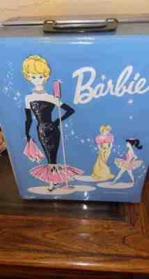 1962 vintage barbie doll and original case with clothes & shoes Great condition