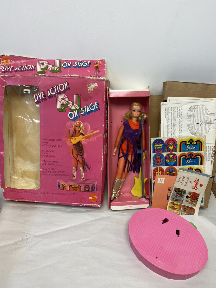 VINTAGE BARBIE LIVE ACTION PJ ON STAGE DOLL SET W ORIGINAL BOX, RECORD, STAND