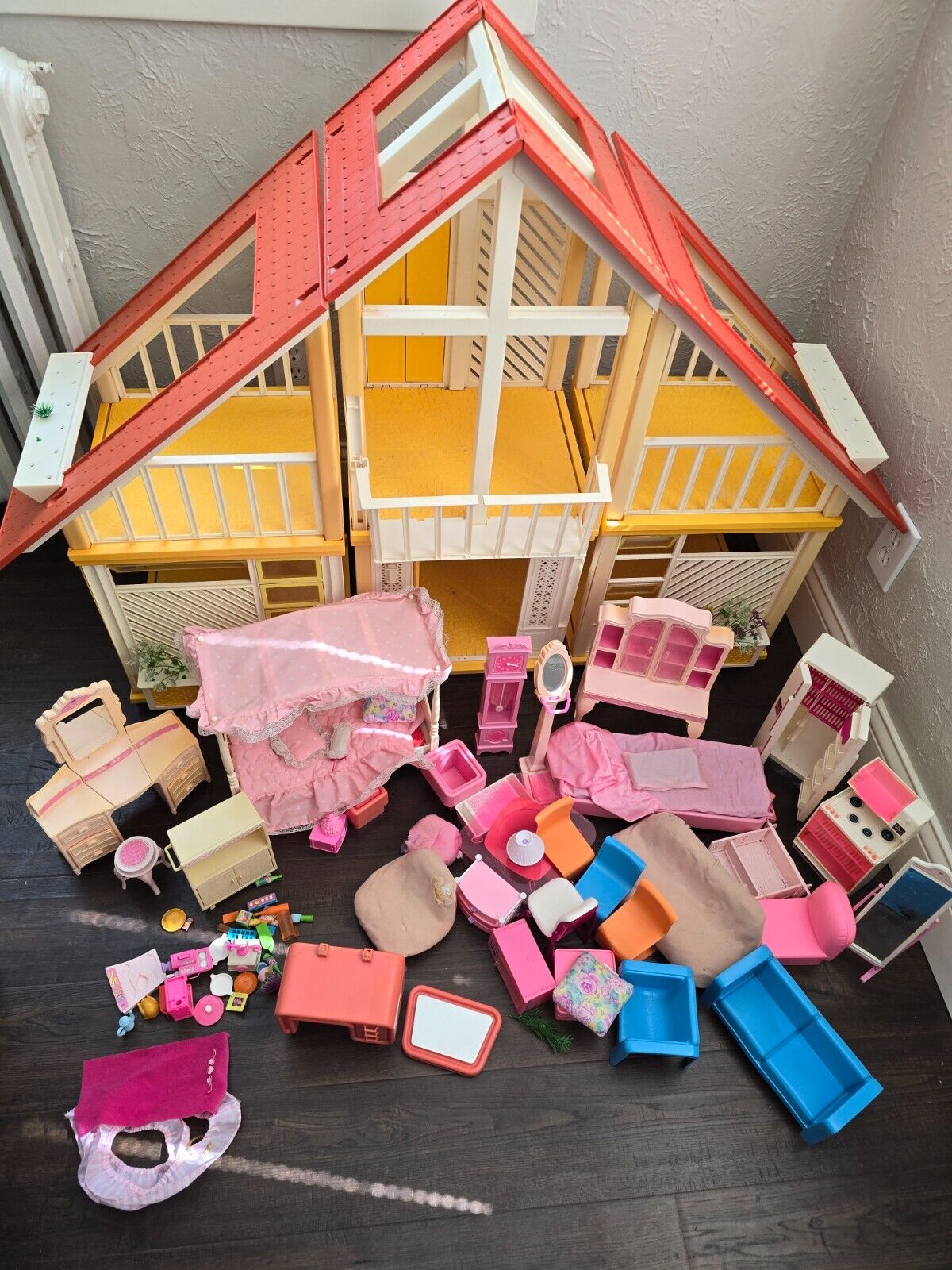 Vtg Barbie A Frame Dream House Yellow Mattel 1979 Furniture Bed  Kitchen items