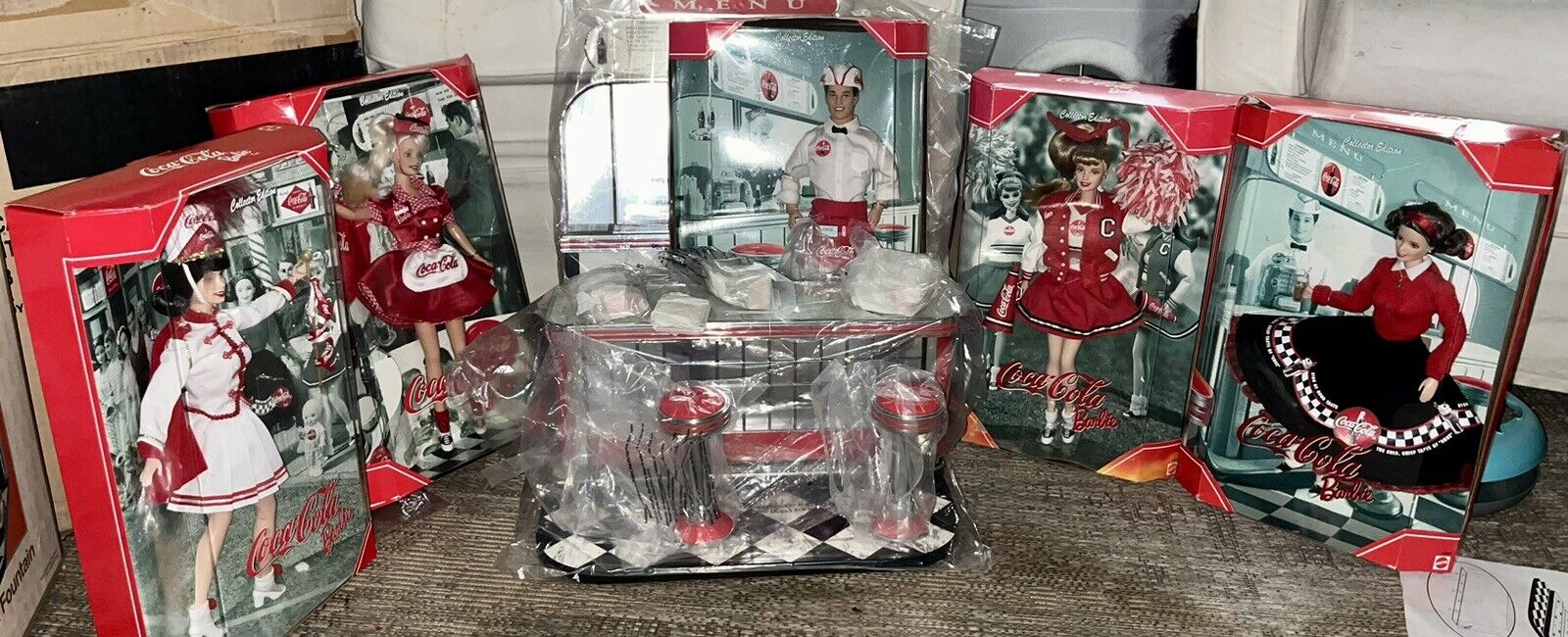 COCA-COLA Barbie Complete Soda Fountain +Ken and 4 Barbies