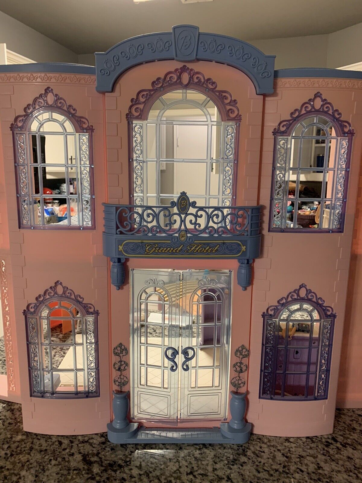 Mattel 2001 Barbie Grand Hotel With Desk And Podium Working Phone/Elevator