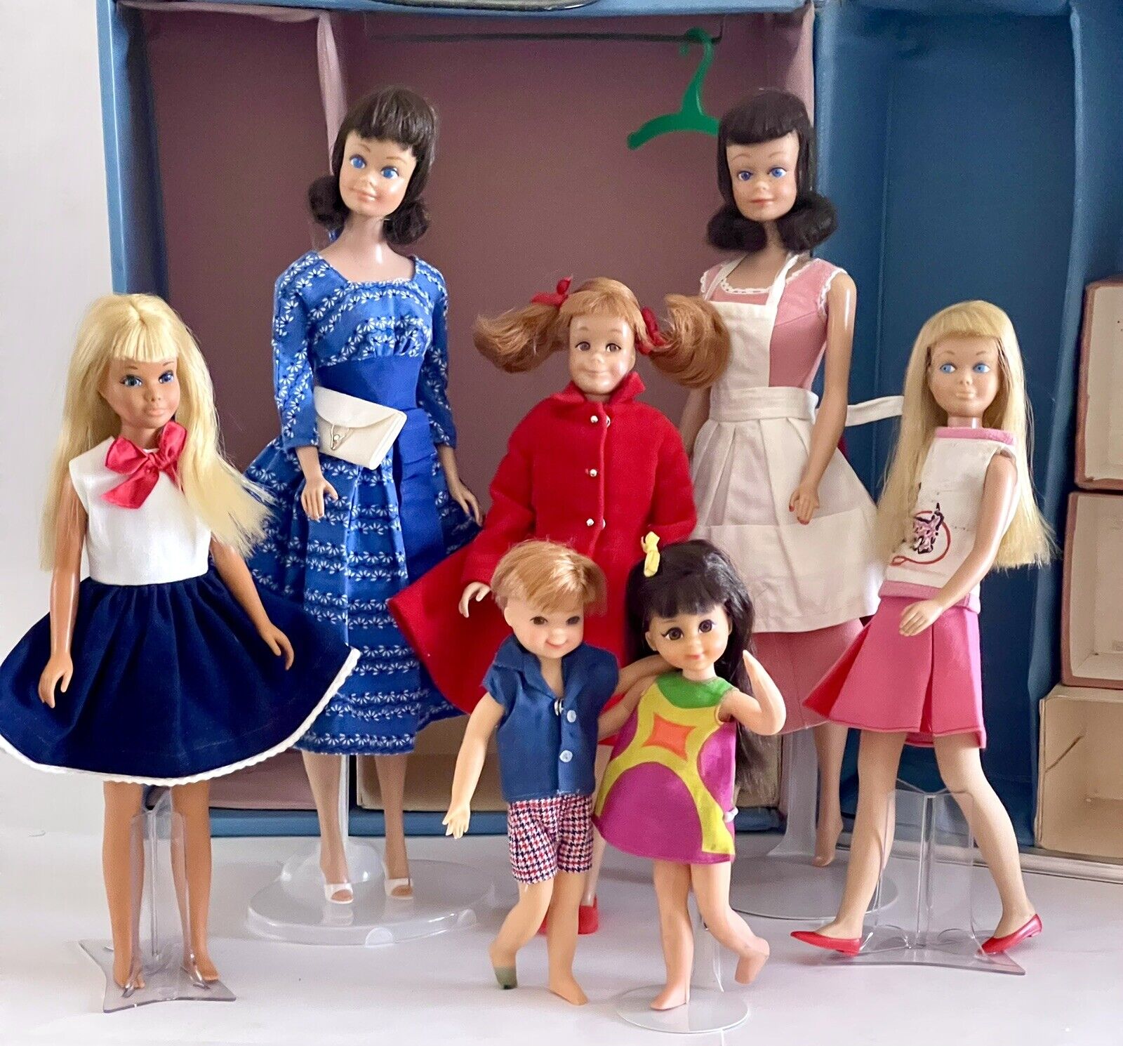 VINTAGE BARBIE MIDGE, SKIPPER, TUTTI DOLLS, CLOTHING & ACCESSORIES CASE LOT TLC